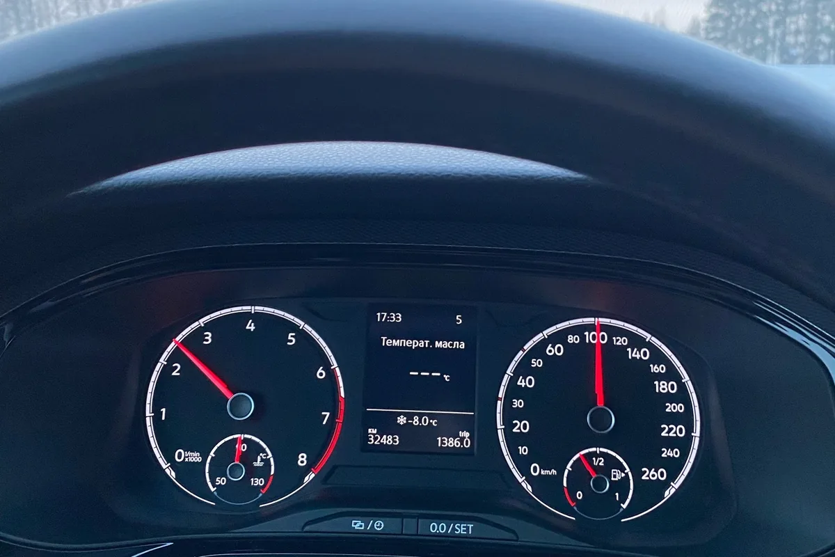 Приборная панель Volkswagen Polo лифтбек с экраном температуры масла
