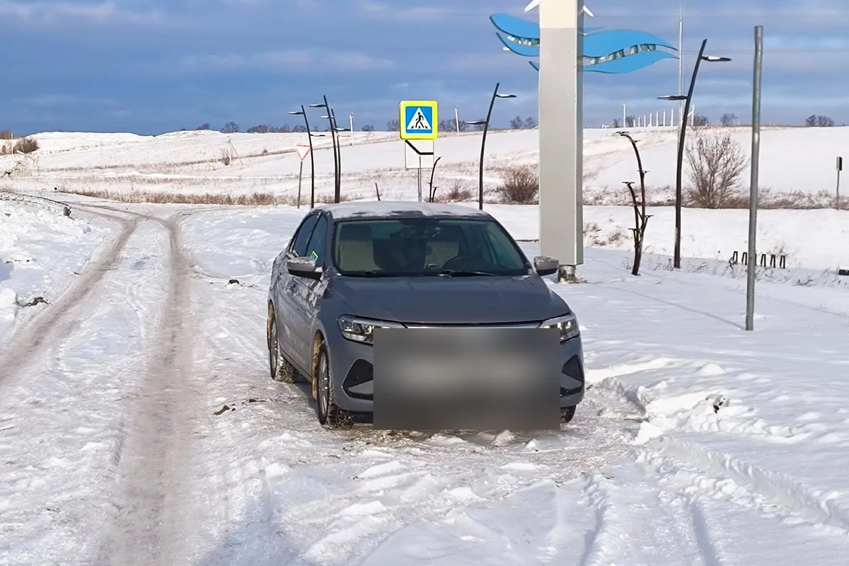 Volkswagen Polo лифтбек зимой, светодиодные фары и решётка