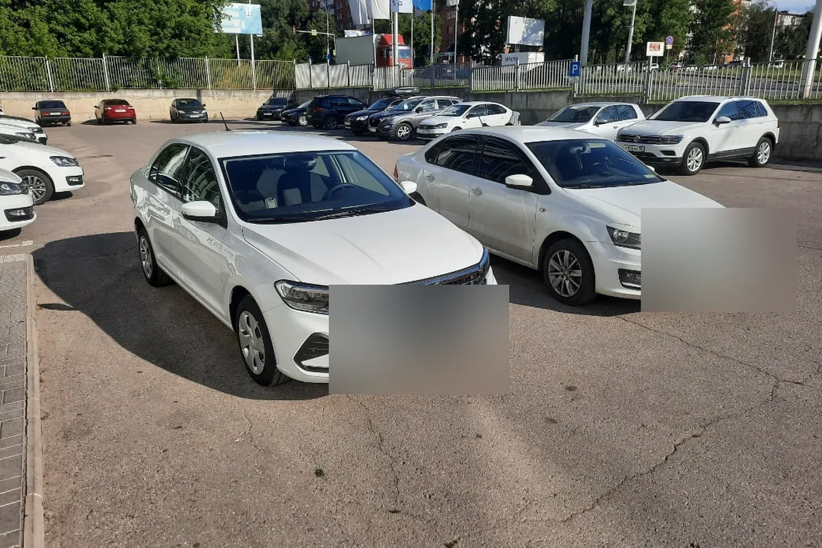 Новый Volkswagen Polo лифтбек рядом с седаном прошлого поколения