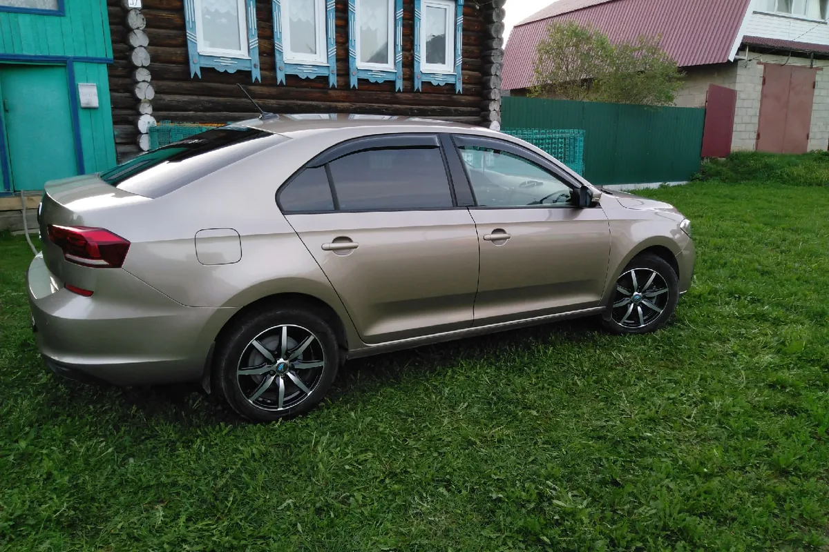 Бежевый Volkswagen Polo лифтбек сбоку на литых дисках R16