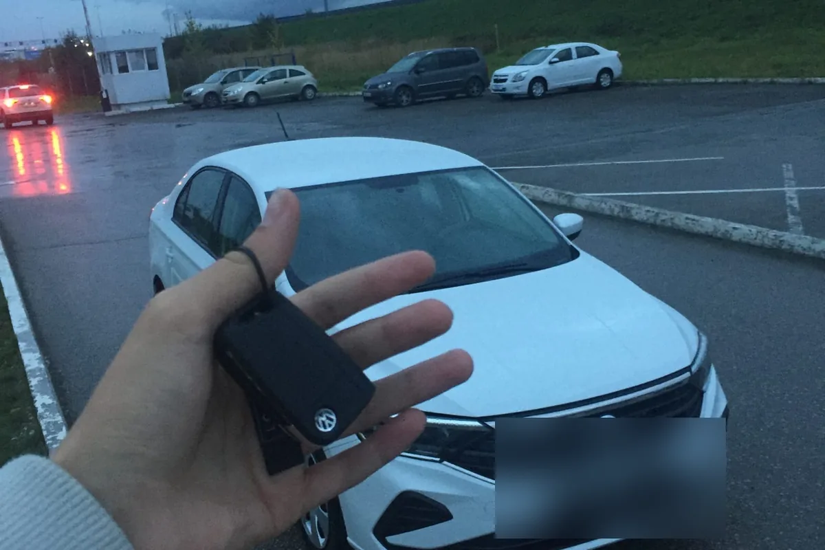 Белый Volkswagen Polo лифтбек 2020 года комплектации Respect с ключом