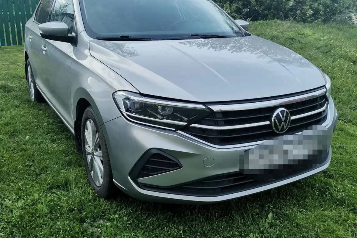 Серебристый Volkswagen Polo лифтбек комплектации Exclusive