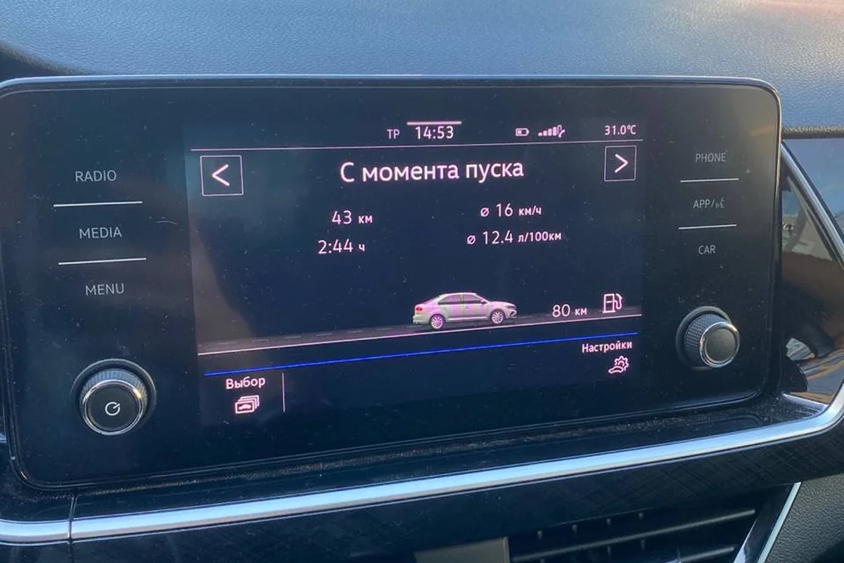 Экран магнитолы в максимальной комплектации Volkswagen Polo лифтбек