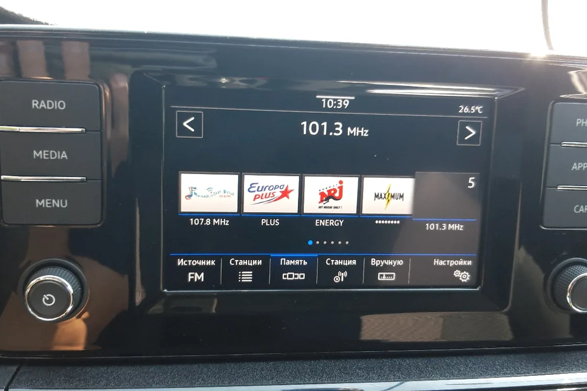 Штатная магнитола Volkswagen Polo лифтбек с экраном радио