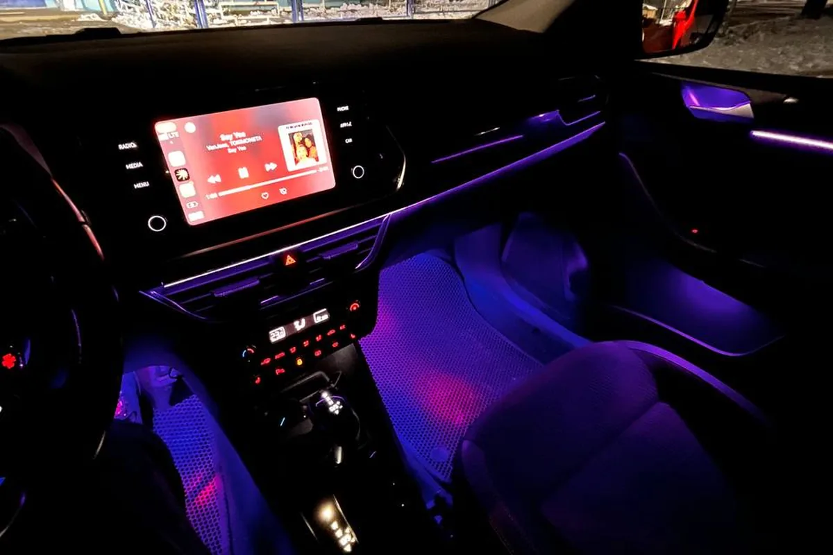 Контурная подсветка салона Volkswagen Polo лифтбек ночью