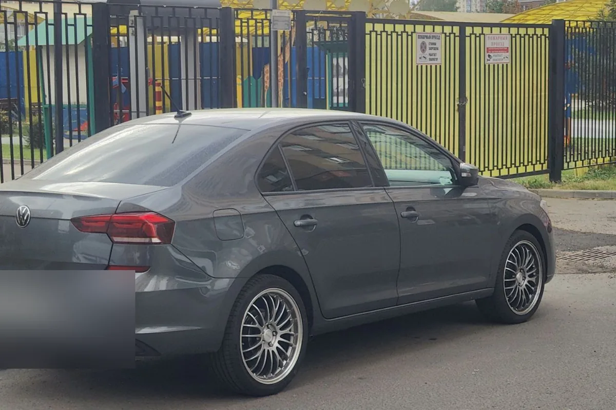Серый Volkswagen Polo лифтбек на 18-дюймовых дисках