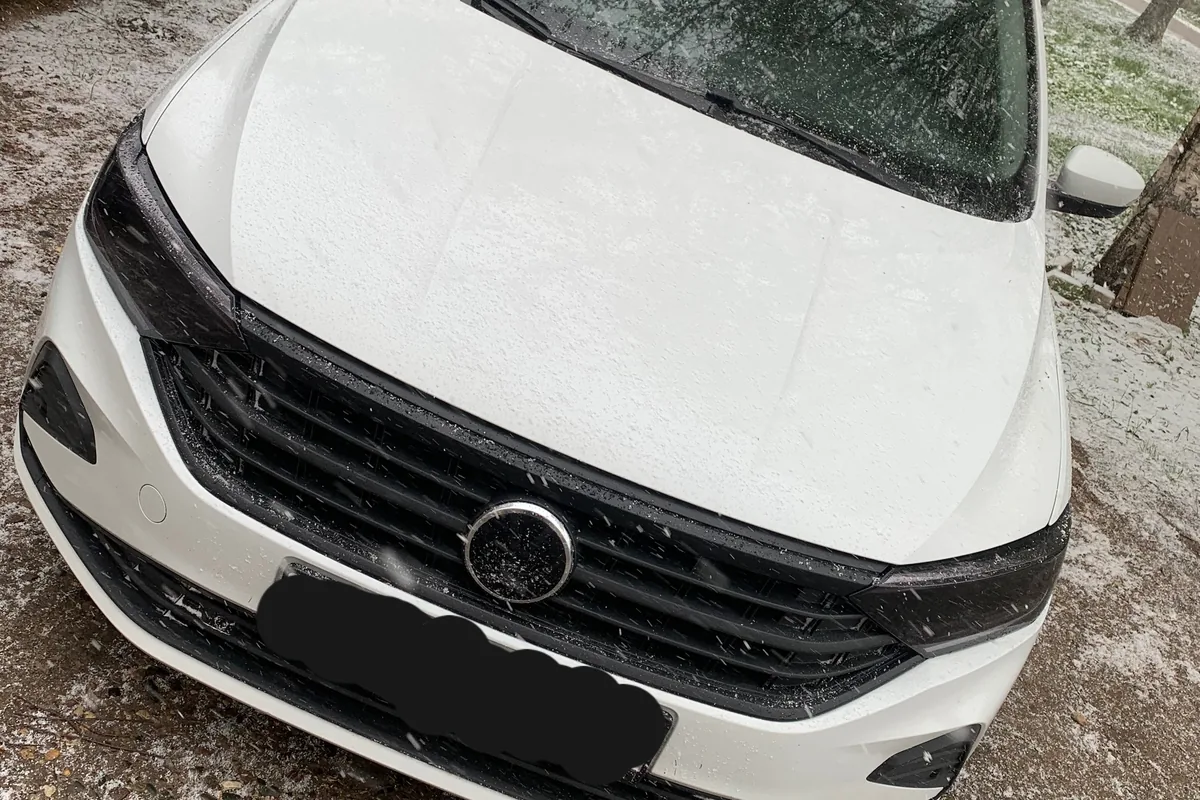 Белый Volkswagen Polo лифтбек спереди, решётка и светодиодные фары