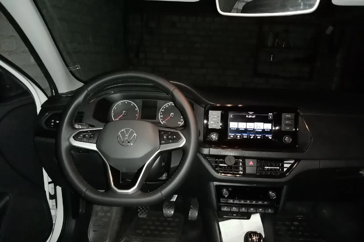 Салон Volkswagen Polo лифтбек с сенсорной магнитолой