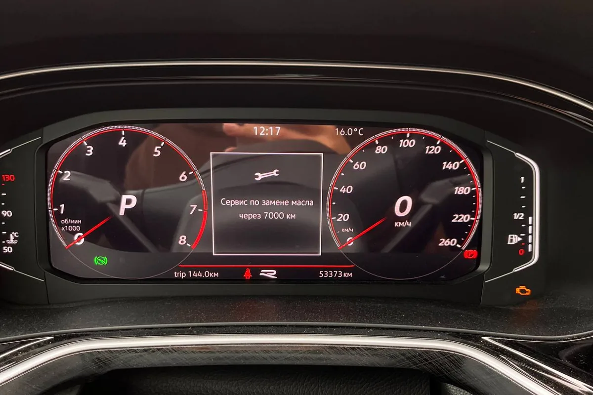 Плашка сервиса по замене масла на цифровой приборке Volkswagen Polo лифтбек