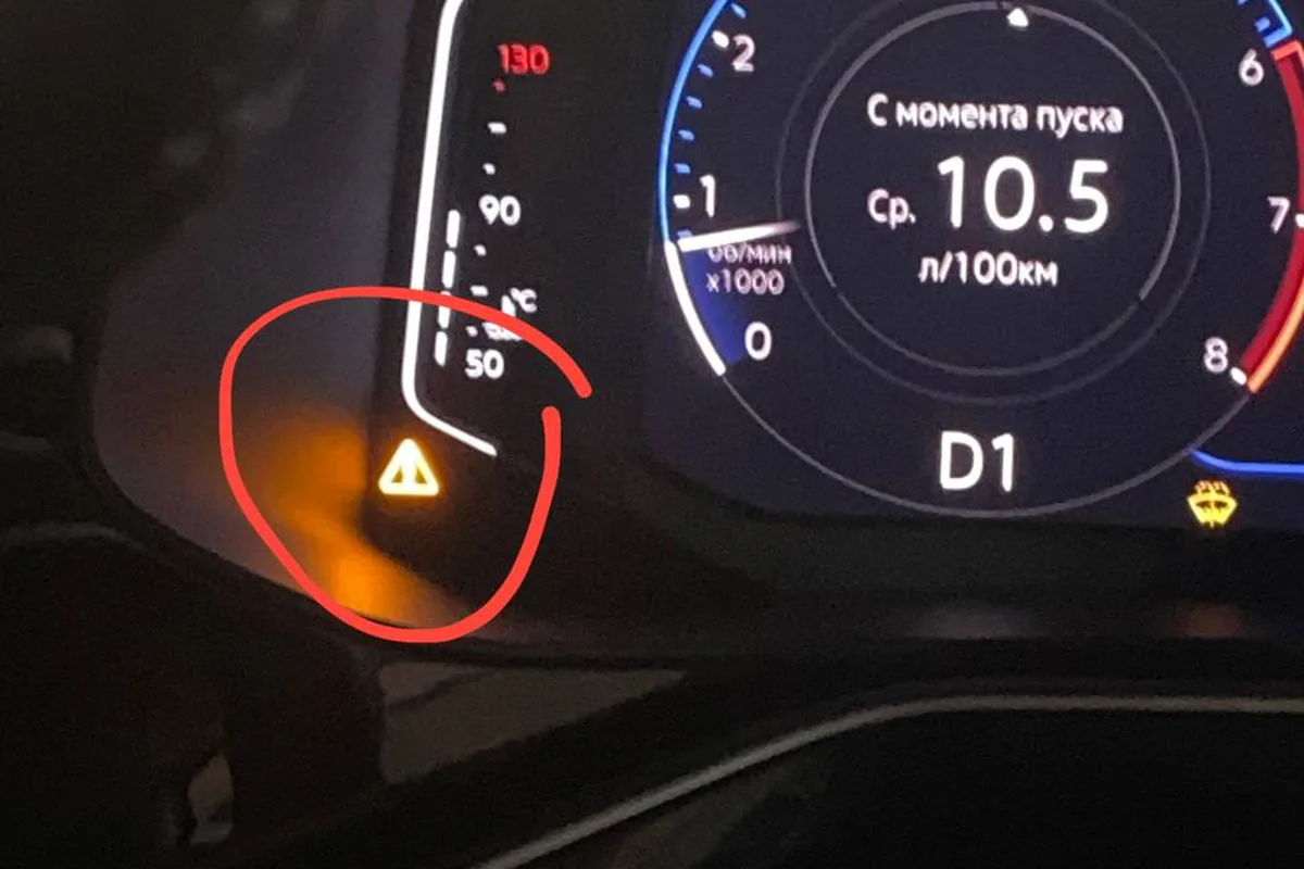Жёлтый предупреждающий знак на приборке Volkswagen Polo лифтбек
