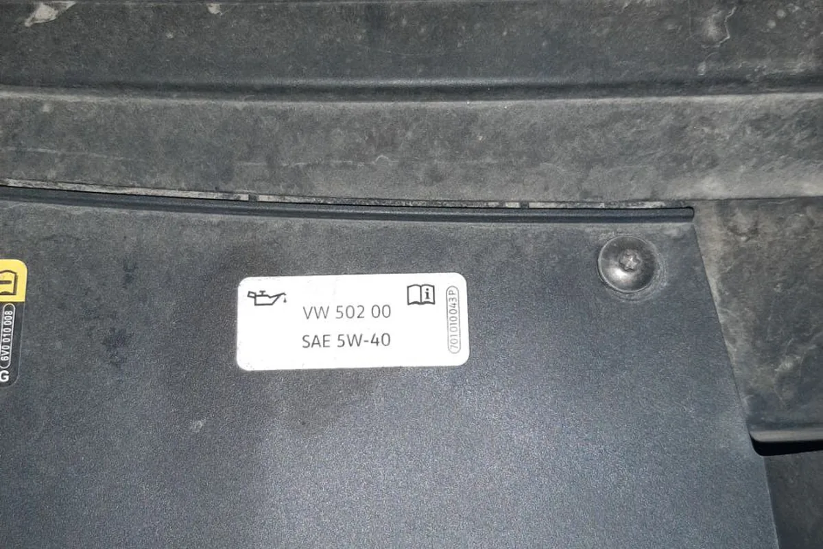 Наклейка с допуском масла VW 502 00 под капотом Volkswagen Polo лифтбек
