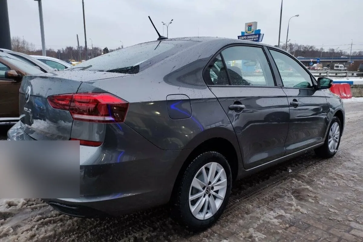 Серый Volkswagen Polo лифтбек 2021 года зимой