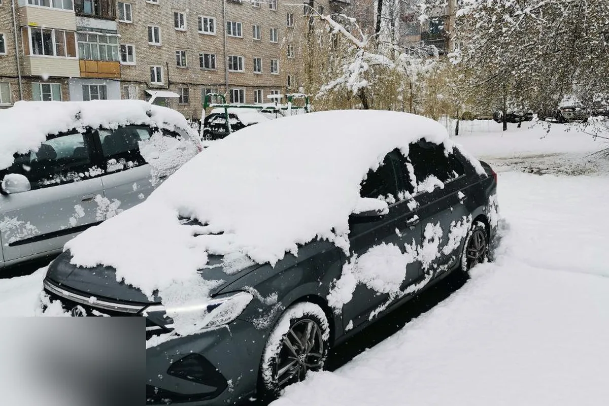 Volkswagen Polo лифтбек под снегом во дворе