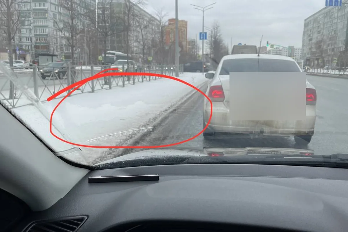 Полоса от дворника на лобовом стекле Volkswagen Polo лифтбек зимой