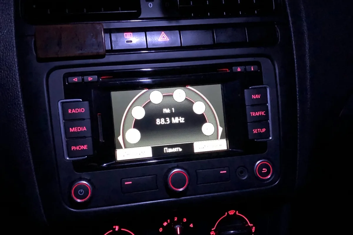 Магнитола RNS 315 в Volkswagen Polo седан 2012 года