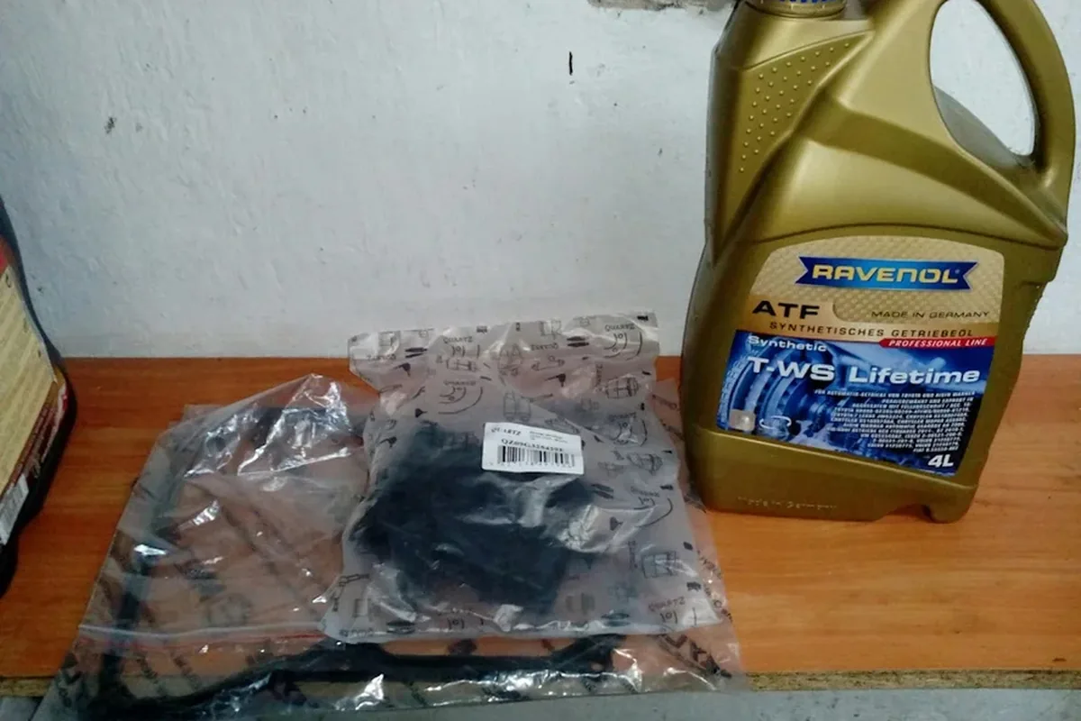 Масло Ravenol ATF и комплект фильтра с прокладкой для АКПП Aisin