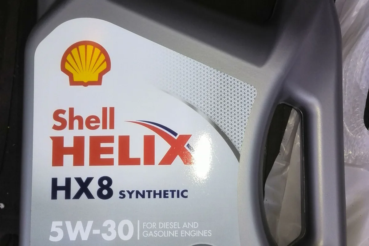 Канистра Shell Helix HX8 5W-30 перед первым ТО Volkswagen Polo