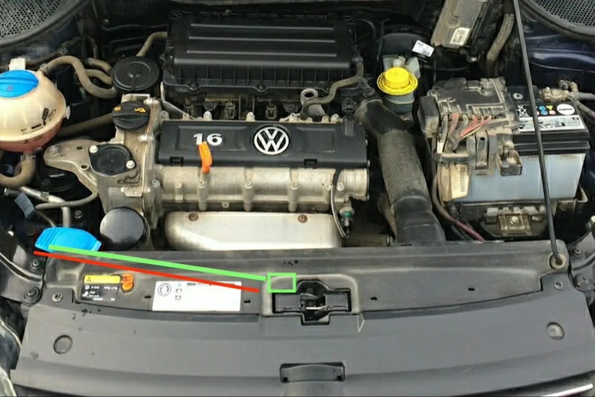 Подкапотное пространство Volkswagen Polo седан 2013 года после возгорания