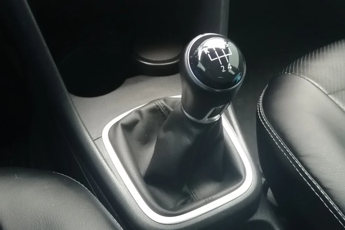 Рычаг механической коробки в салоне Volkswagen Polo седан