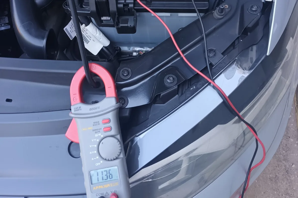 Замер напряжения на аккумуляторе Volkswagen Polo, который не завёлся
