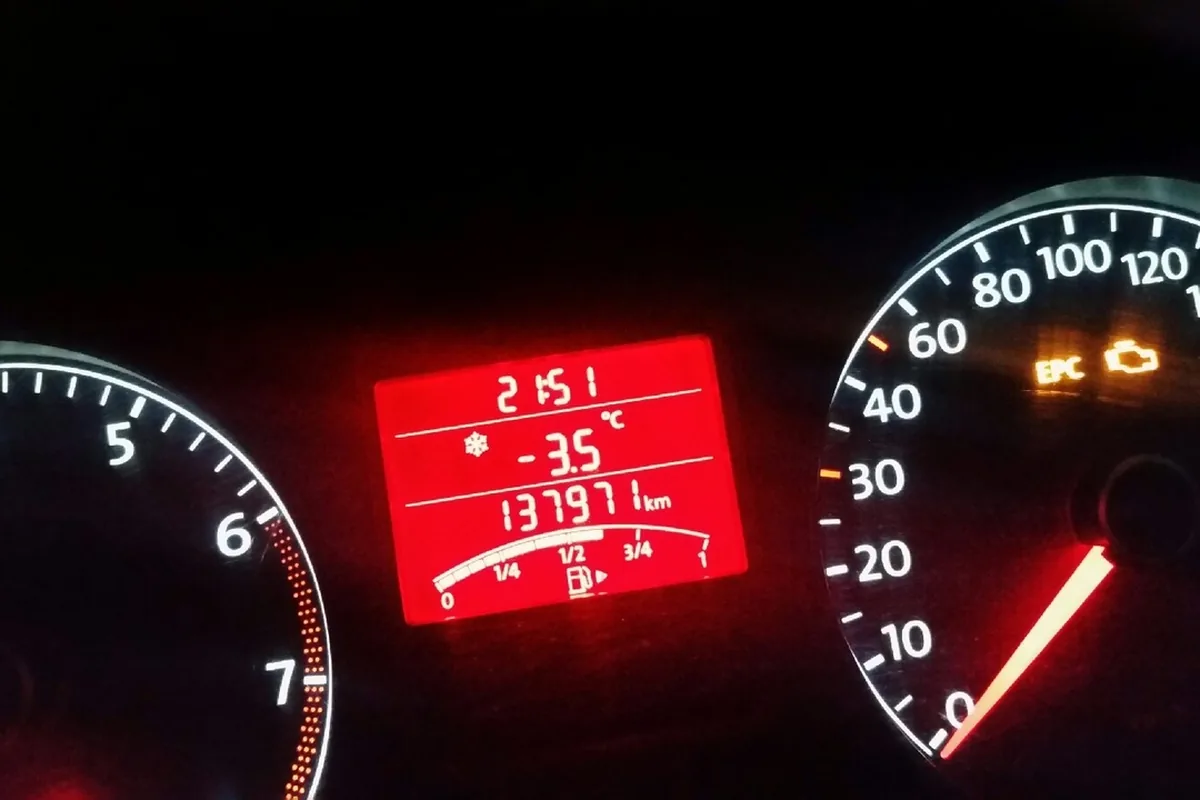 Приборная панель Volkswagen Polo при −35 за бортом
