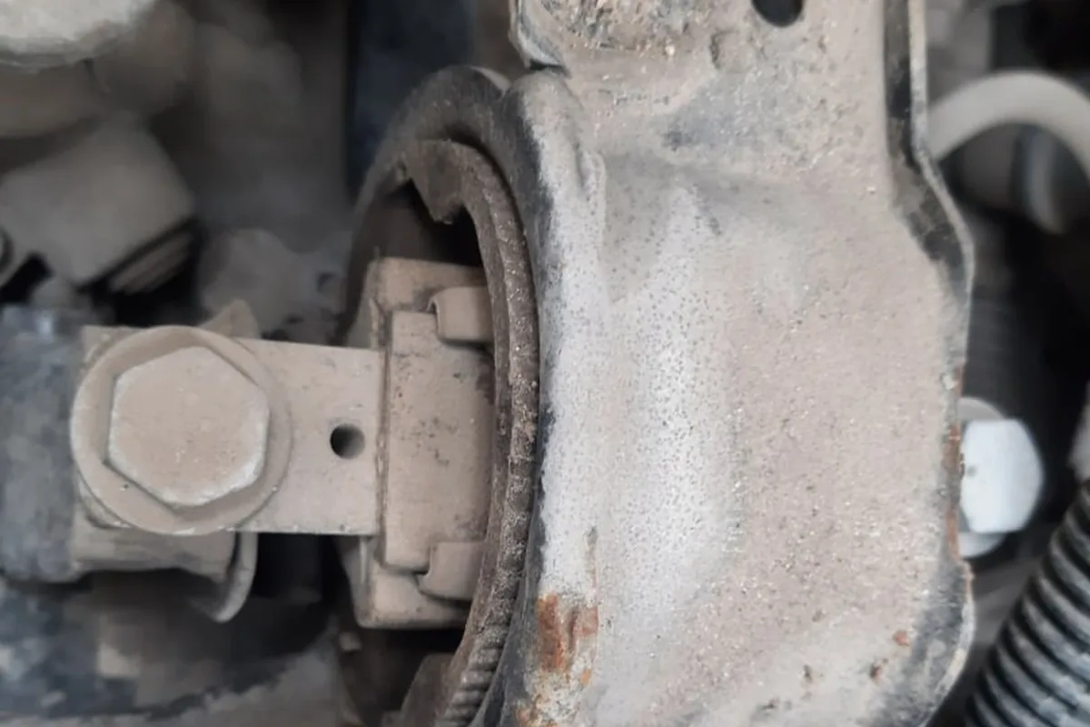 Опора КПП Volkswagen Polo с вылезшей резиной