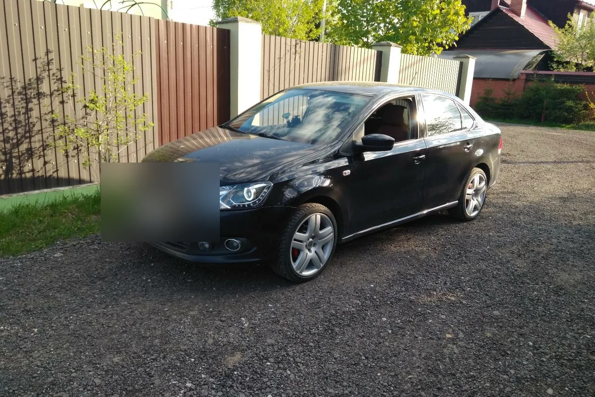 Чёрный Volkswagen Polo седан до рестайлинга во дворе
