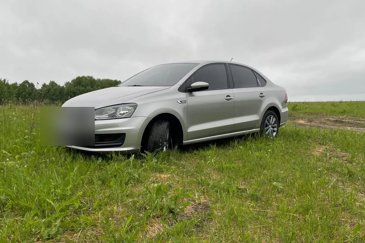 Серебристый Volkswagen Polo седан после рестайлинга на траве