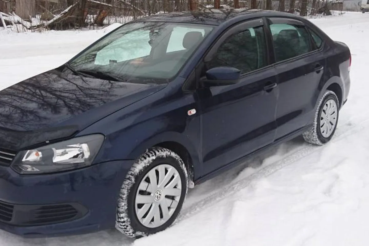 Тёмно-синий Volkswagen Polo седан 2012 года зимой