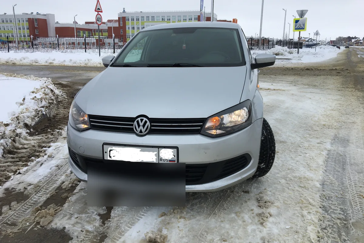Серебристый Volkswagen Polo седан 2011 года зимой