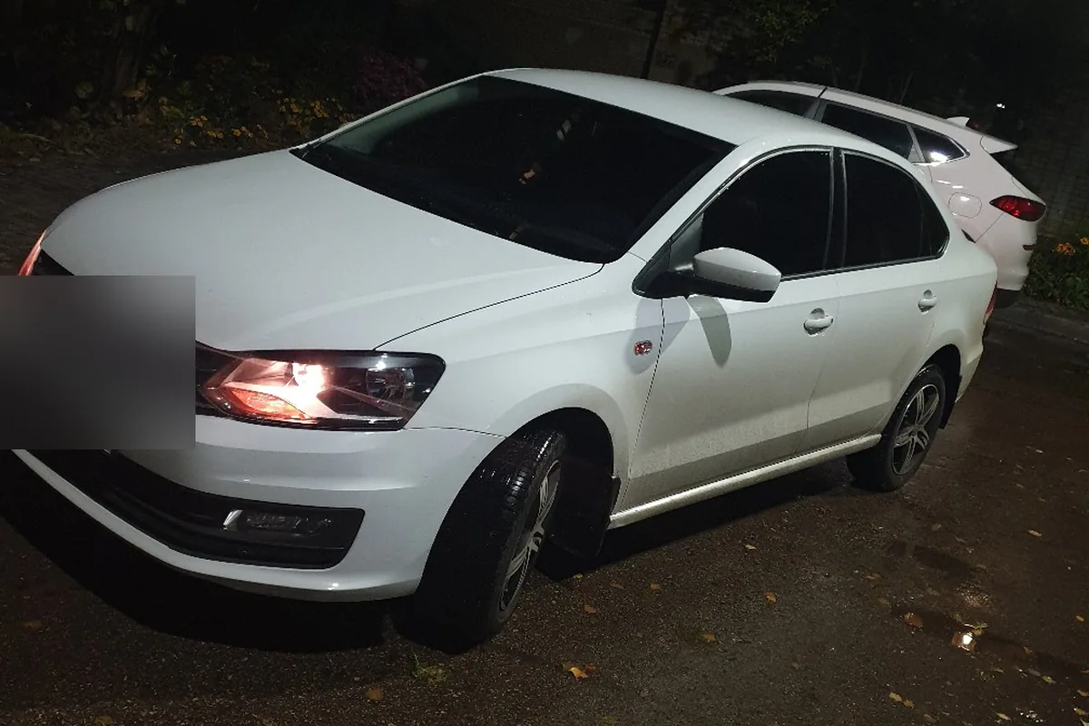 Белый Volkswagen Polo седан 2017 года вечером во дворе