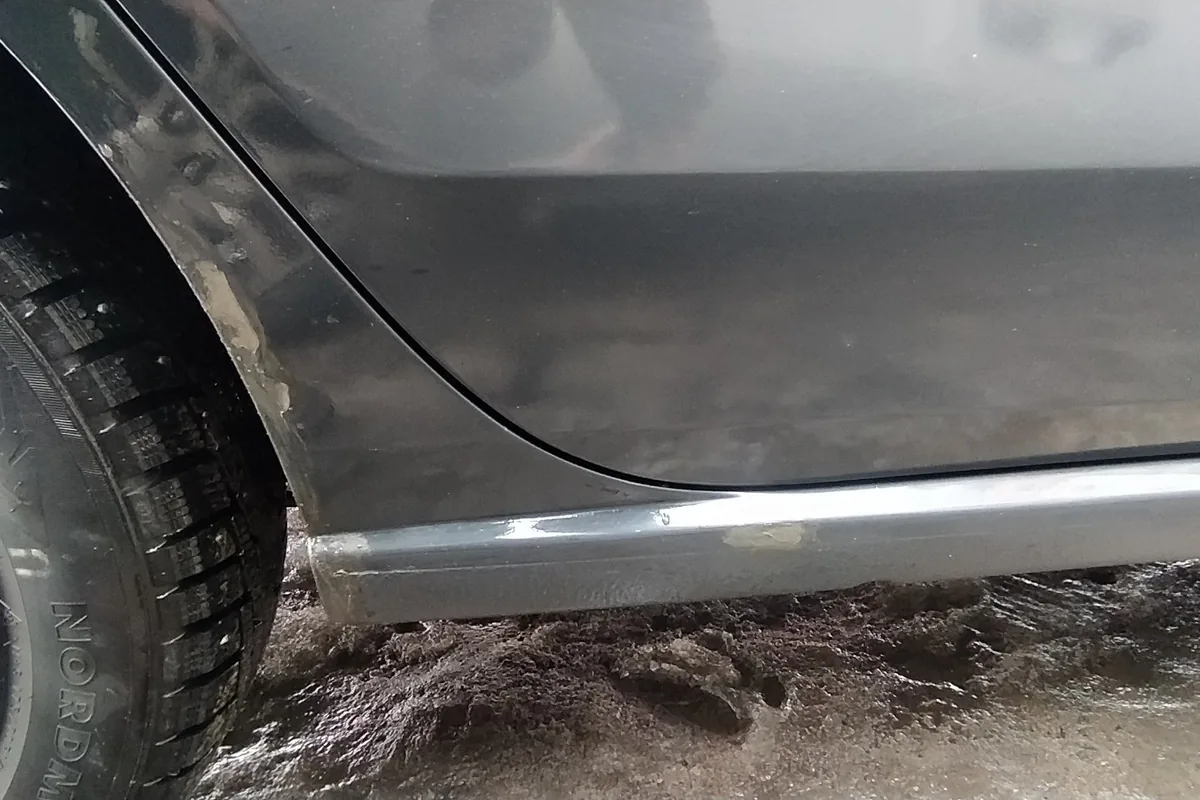 Порог и низ двери Volkswagen Polo перед покраской