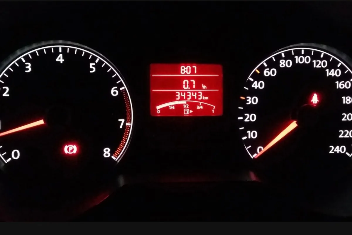 Красная приборная панель Volkswagen Polo седан