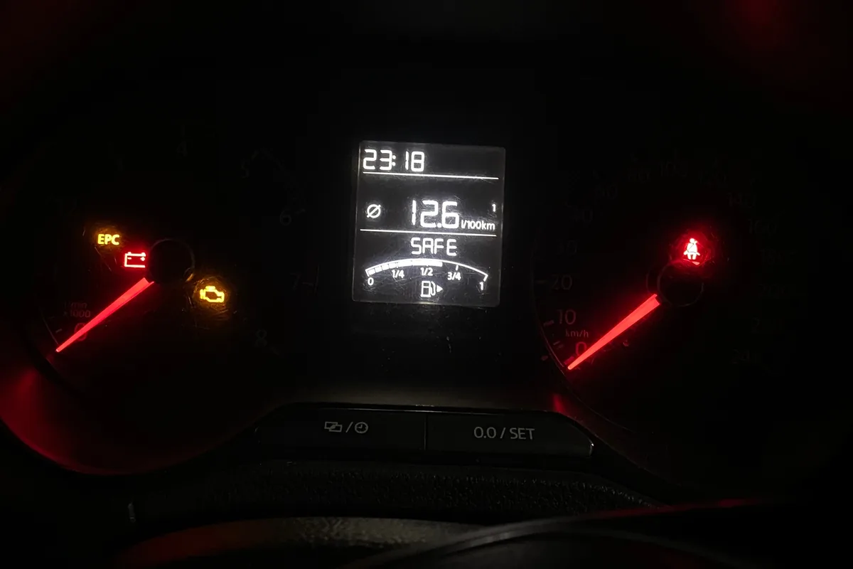 Надпись SAFE на дисплее приборной панели Volkswagen Polo