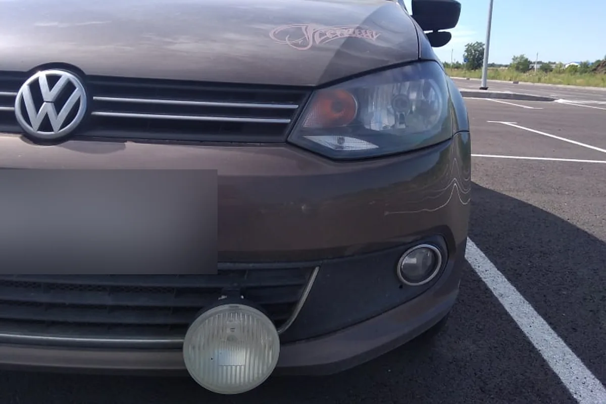 Volkswagen Polo седан со стоковой противотуманной фарой