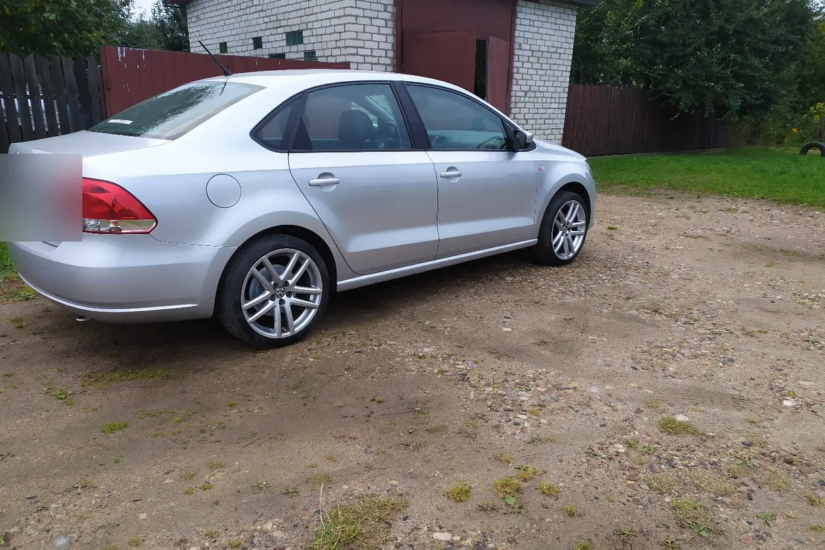 Дорестайлинговый Volkswagen Polo седан с грузом в багажнике