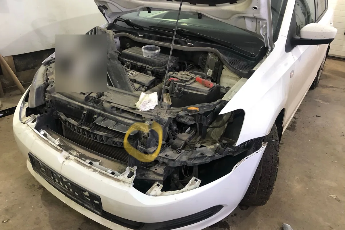 Разобранный передок Volkswagen Polo седан после удара