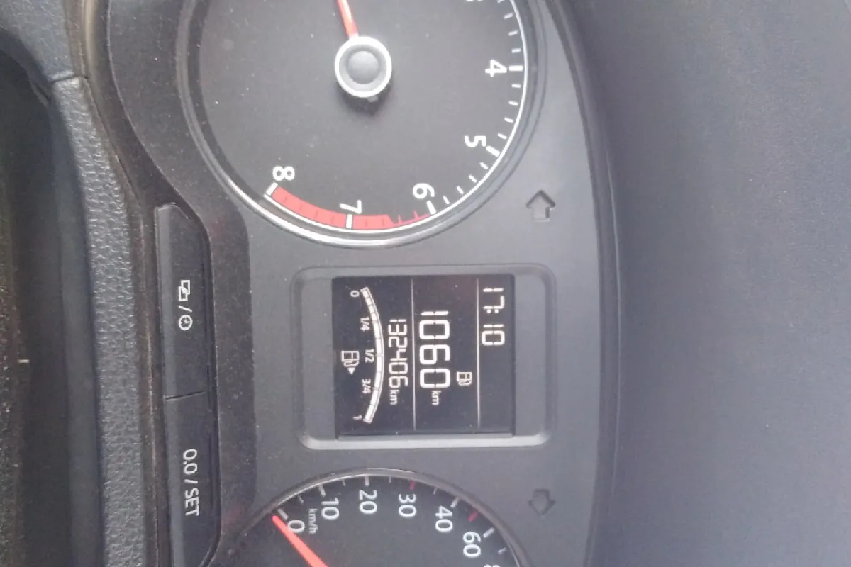 Запас хода больше 1000 км на приборке Volkswagen Polo седан