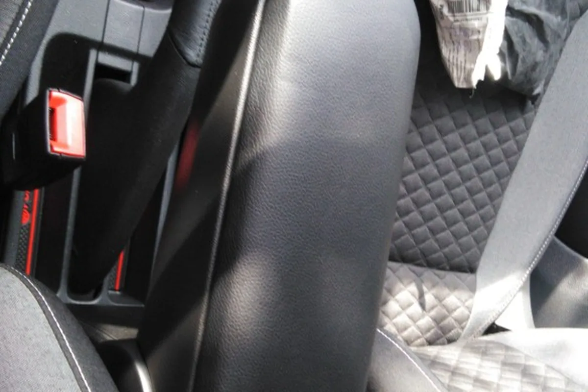 Подлокотник с новой крышкой в салоне Volkswagen Polo