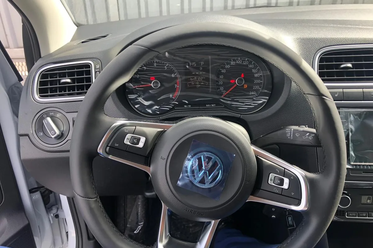 Место водителя Volkswagen Polo седан с нештатным рулём