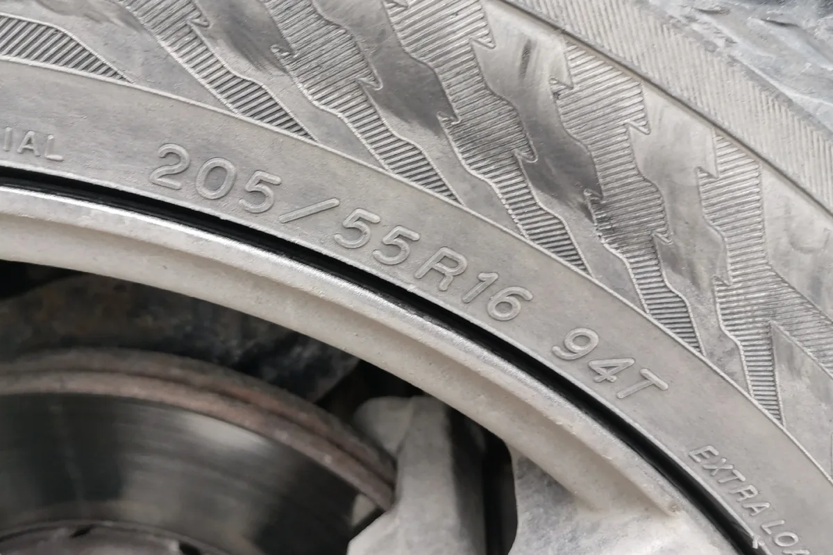 Боковина шины 205/55 R16 на литом диске Volkswagen Polo