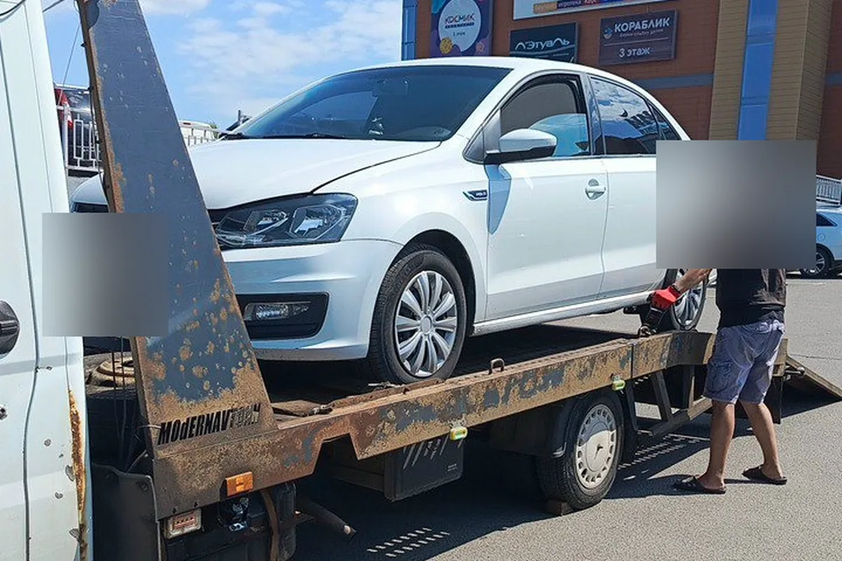 Volkswagen Polo седан на эвакуаторе после отказа стартера