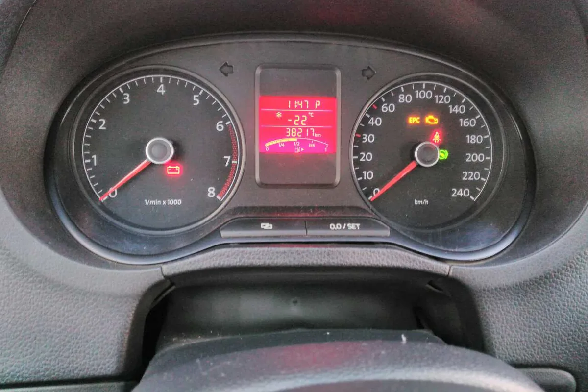 Приборная панель Volkswagen Polo 2012 года с лампой аккумулятора