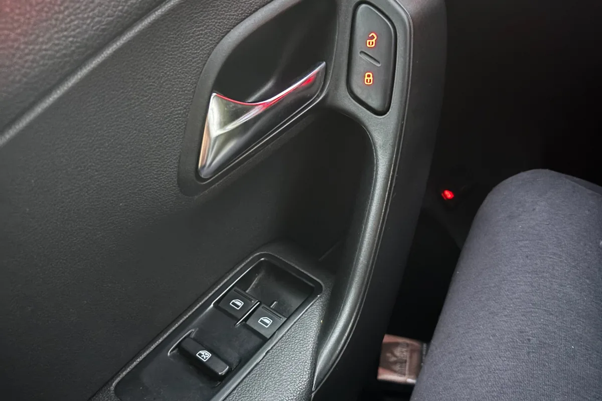Кнопки стеклоподъёмников на водительской двери Volkswagen Polo седан