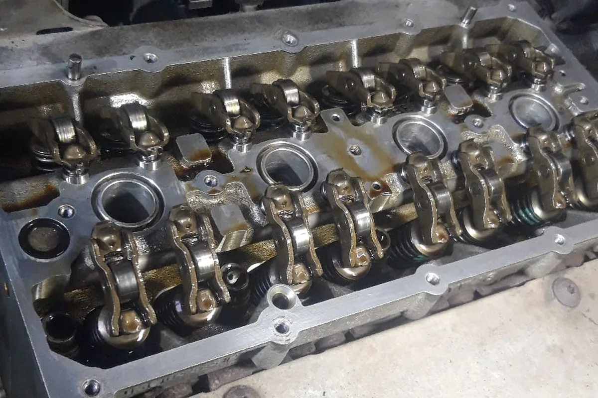 Головка блока Volkswagen Polo со снятой клапанной крышкой