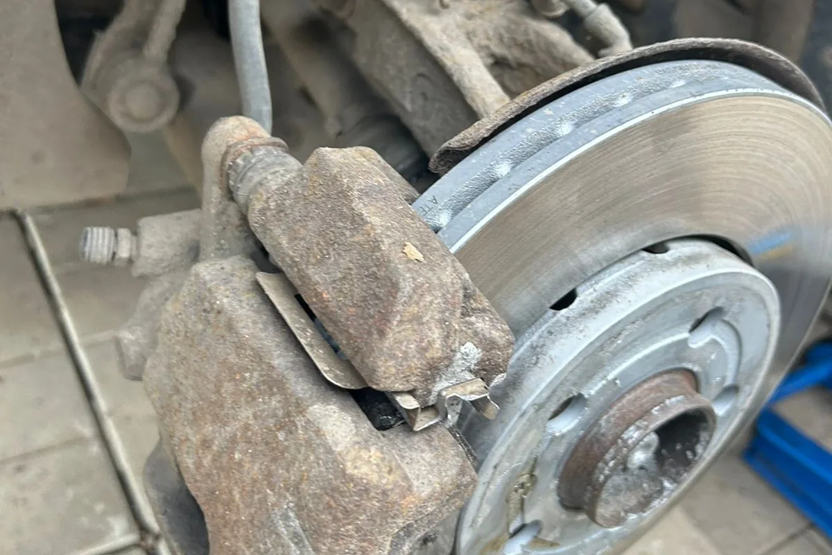 Передний суппорт Volkswagen Polo седан крупным планом