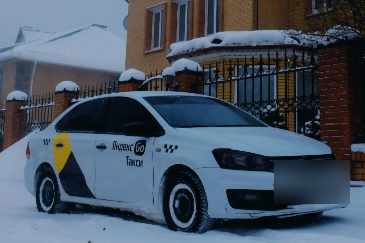 Volkswagen Polo седан в оклейке Яндекс Такси зимой