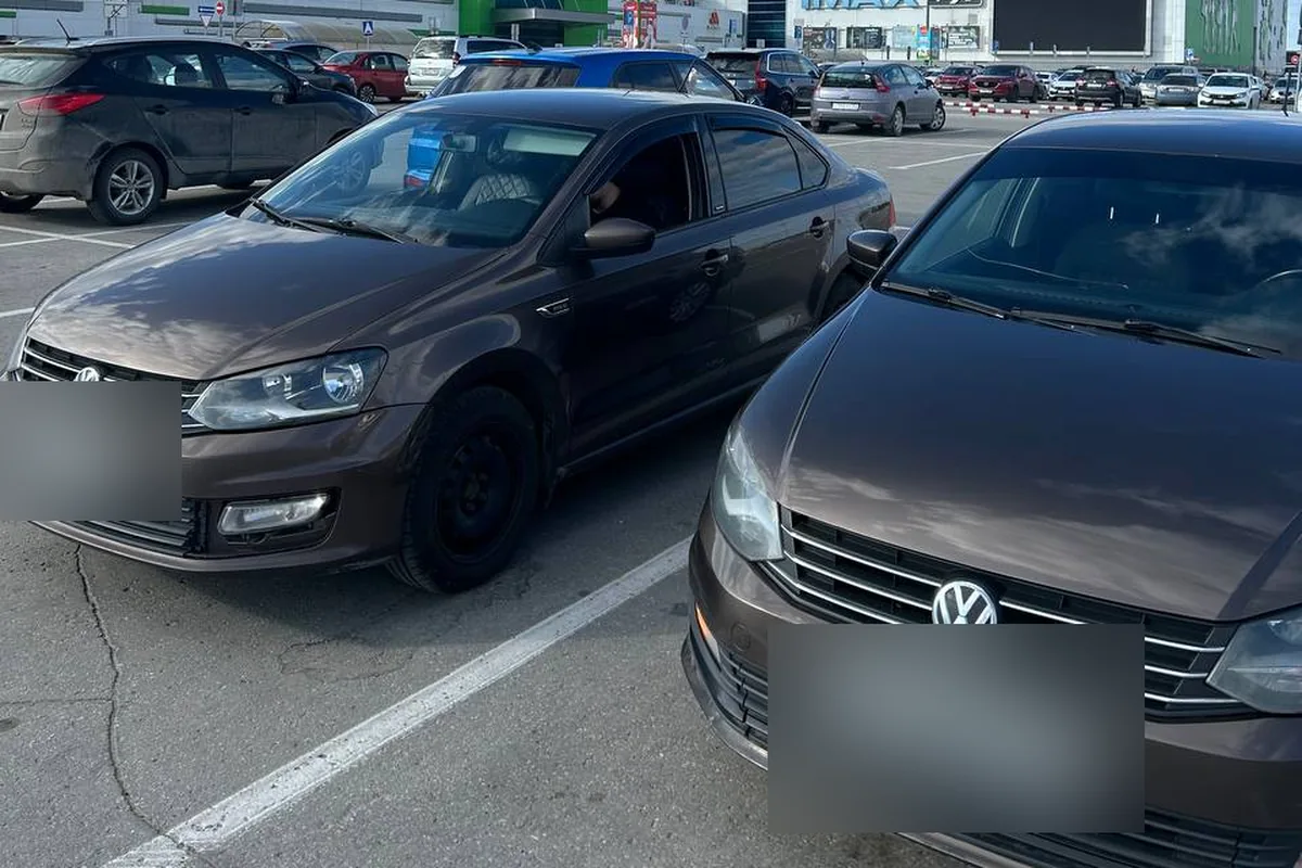 Два Volkswagen Polo седан на парковке торгового центра