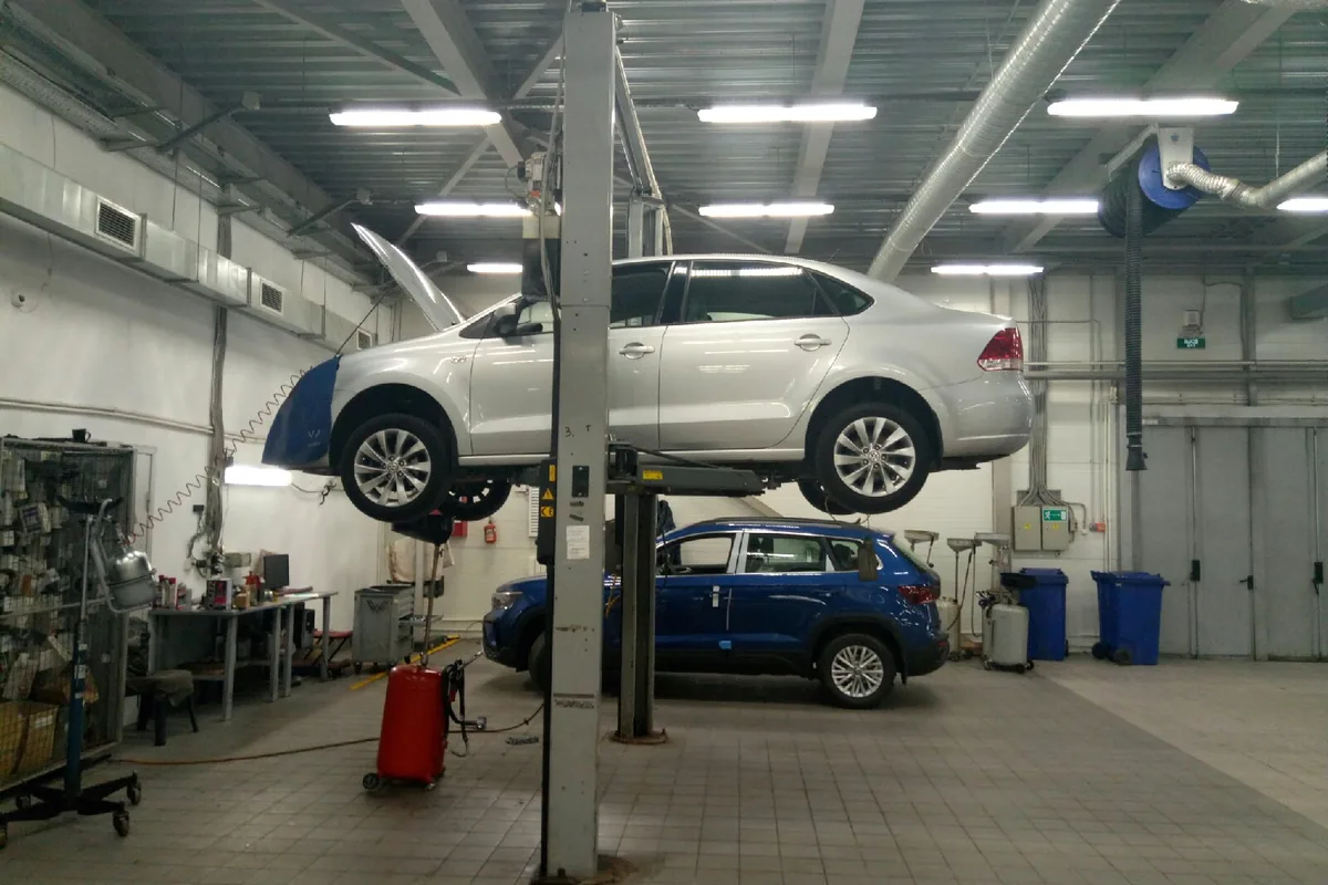 Volkswagen Polo седан на подъёмнике в сервисе