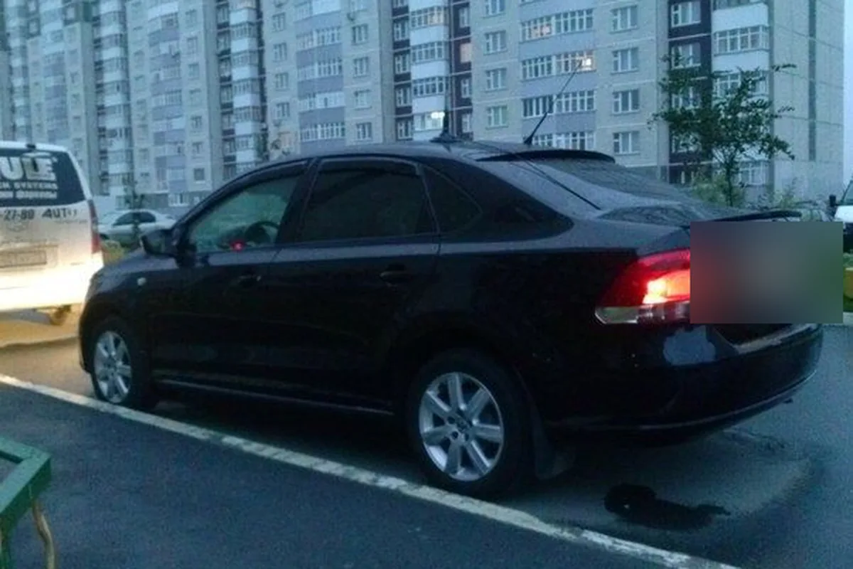 Чёрный Volkswagen Polo седан со спойлером на крышке багажника